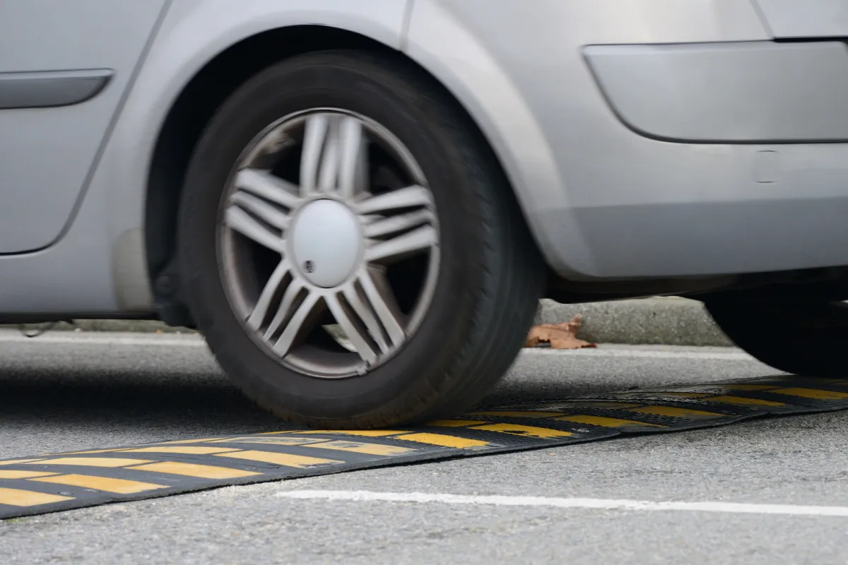 BMW usará los badenes y baches para recargar los coches eléctricos
