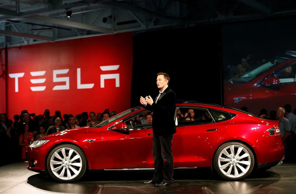 Las acciones de Tesla siguen en caída libre y se ralentiza la producción