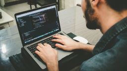 Programador trabajando en un portátil