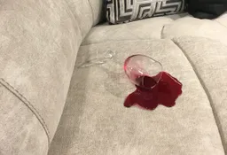 ¿Una Nochevieja desmadrada? Cómo quitar las manchas de alcohol y comida de la tapicería