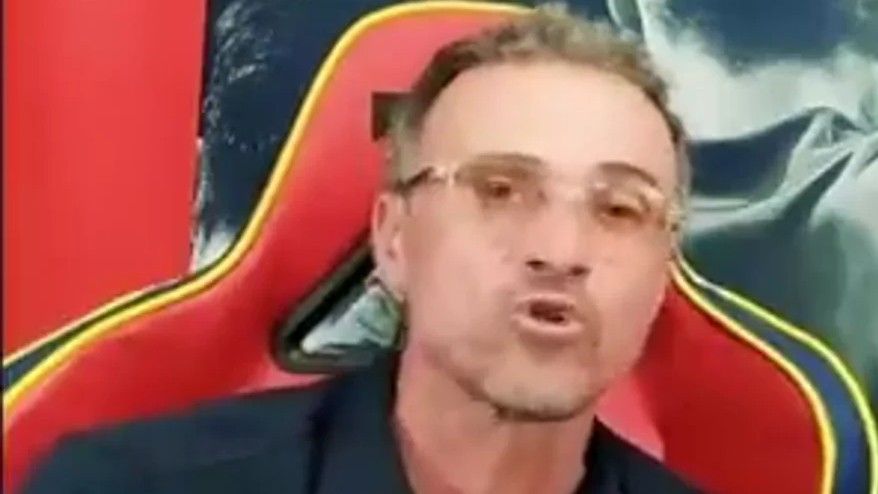 Así responde el seleccionador a un aficionado que le dijo “a Catalunya, ni agua”