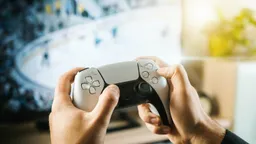 Persona sujetando un mando DaulSense de PlayStation 5