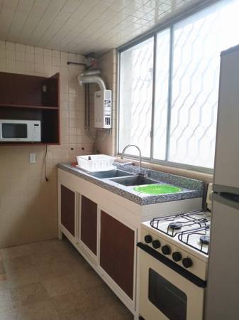 Habitación iluminada y amueblada con servicios incluidos