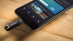 Pendrive USB-C conectado a un móvil