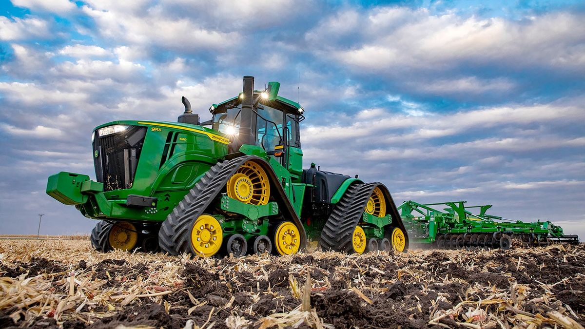 John Deer dejará que hackeen su tractores y apuesta por el negocio de los satélites