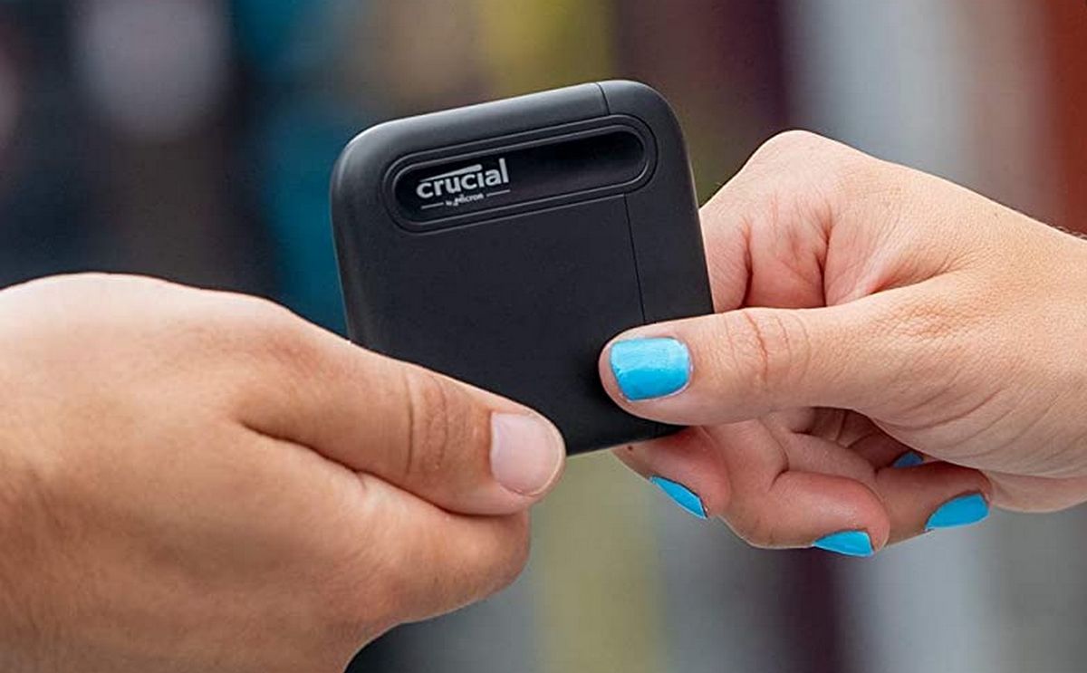 Este mini SSD externo de 1 TB cabe en el bolsillo, resiste caídas y es rapidísimo