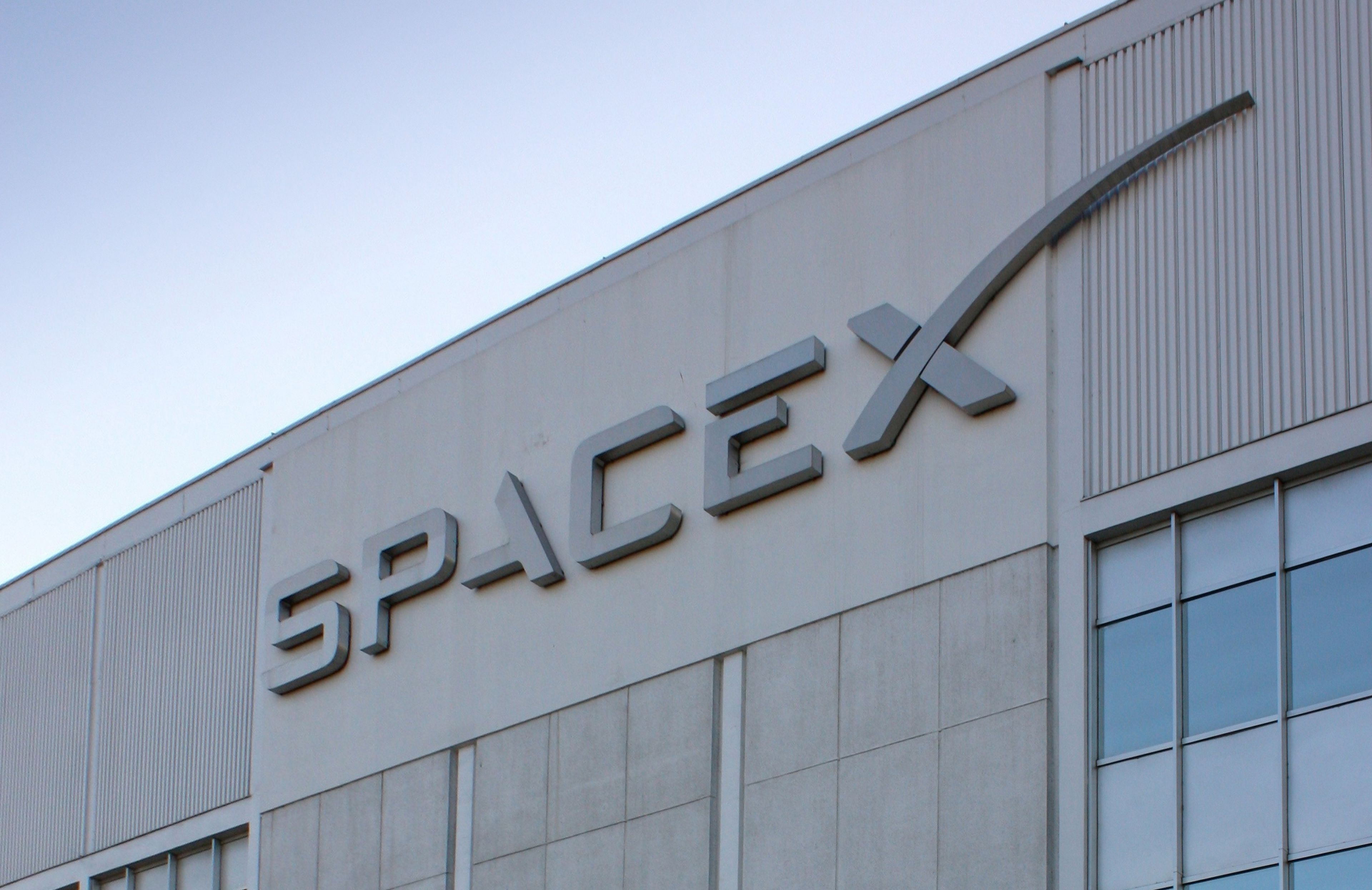 Elon Musk explica el significado de los logos de Tesla y SpaceX, y revela algunos secretos