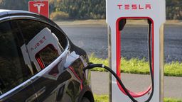 Coche eléctrico cargando