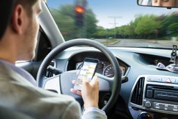 Más de la mitad de los conductores renunciaría a su coche antes que al móvil