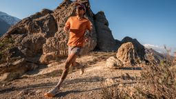 Persona practicando Trail Running en una montaña