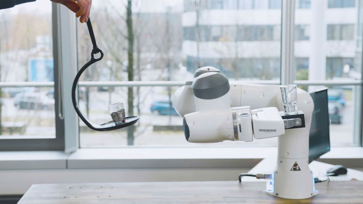 El robot camarero al que no se le cae ni una sola copa