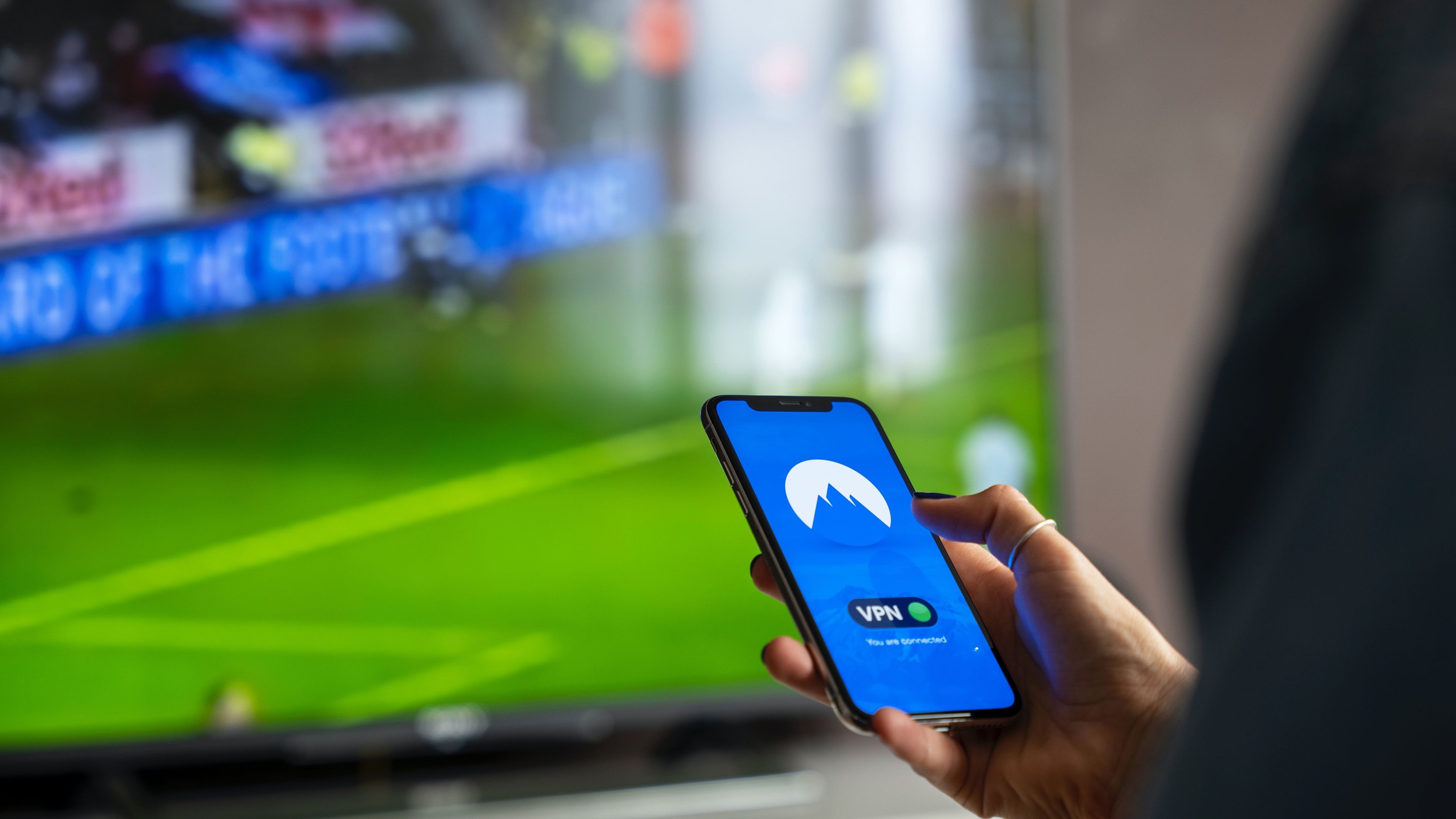 Persona viendo un partido de fútbol gracias a un servicio de VPN