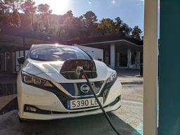 Coche eléctrico cargando