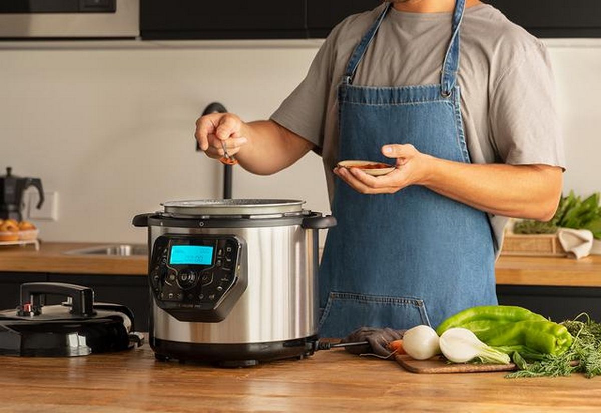 Olla programable con freidora de aire de Cecotec, ideal para familias numerosas