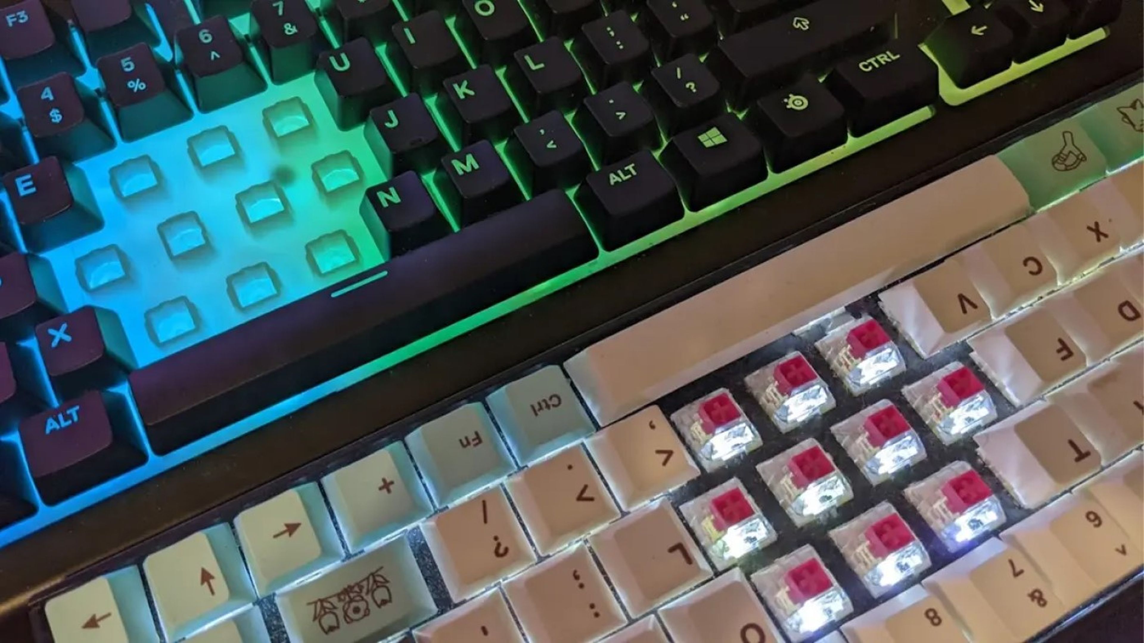 Teclado de membrana (arriba) vs. teclado mecánico (abajo)