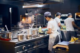 cocineros en cocina de restaurante