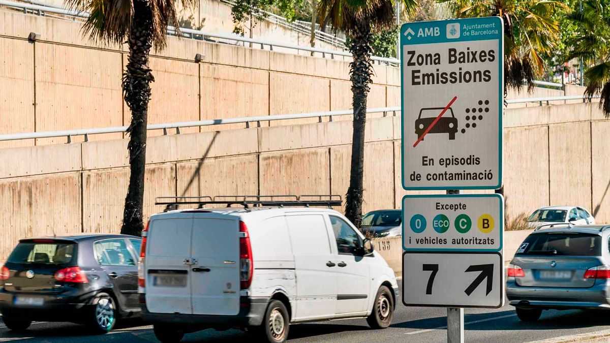 Cómo acceder a una zona de bajas emisiones sin pegatina de la DGT y sin recibir una multa