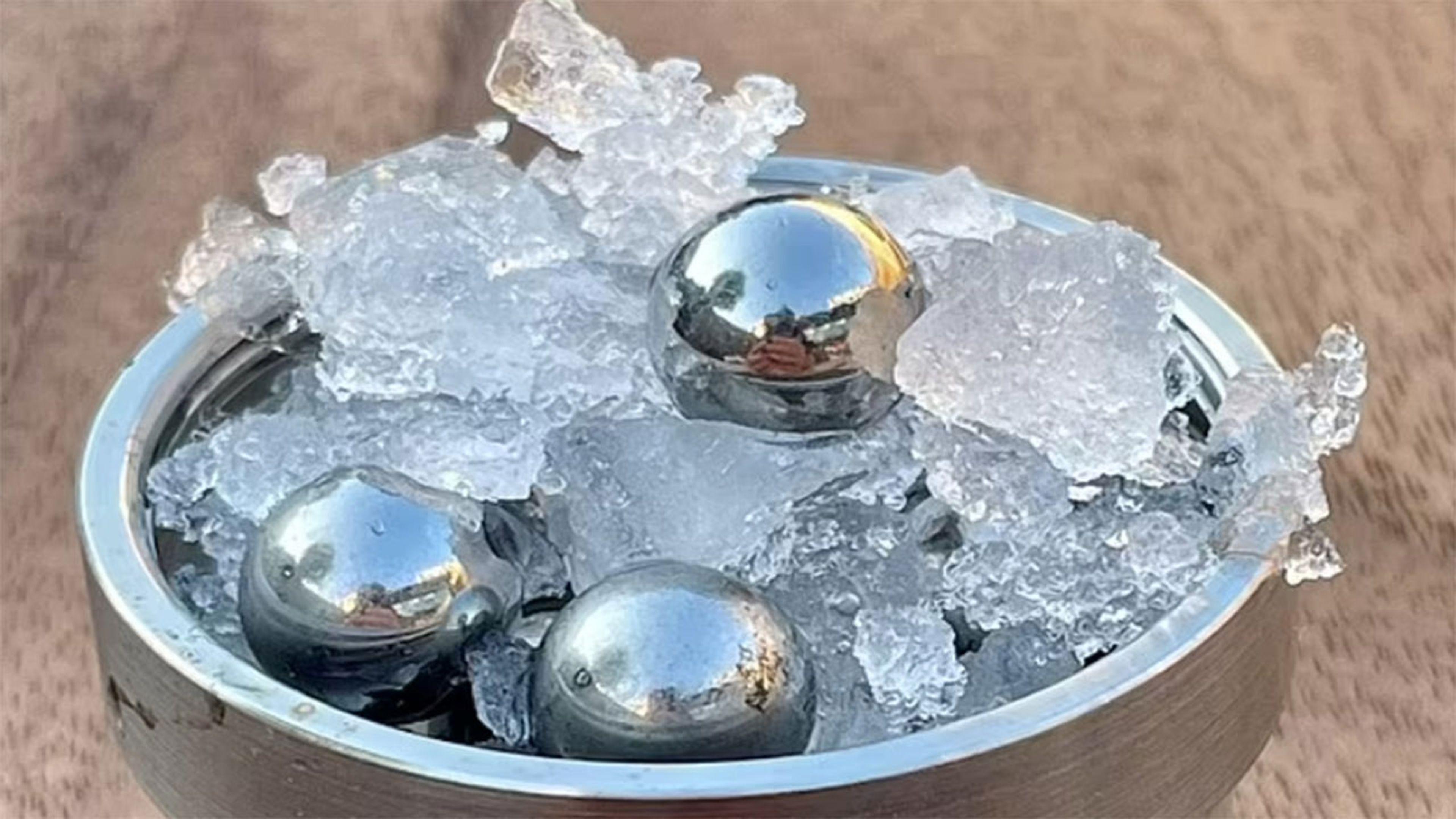 Crean un nuevo tipo de hielo que ni flota ni se hunde