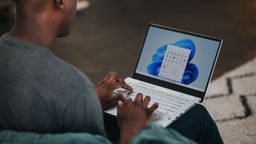 Hombre utilizando un portátil con Windows 11