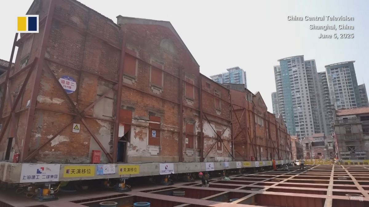 Un increíble vídeo muestran a cientos de robots trasladando un bloque de edificios