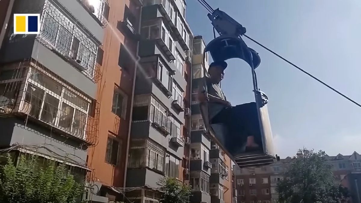 Un anciano se construye un teleférico casero para subir a su casa, en un quinto piso, porque “no querían poner un ascensor”