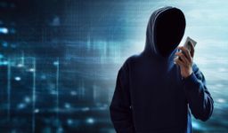 Hacker con un móvil en la mano