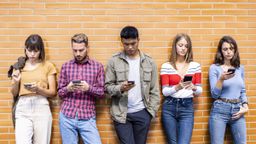 Expertos advierten a la generación Z: "Están perdiendo una habilidad que la humanidad ha tenido durante 5.500 años"