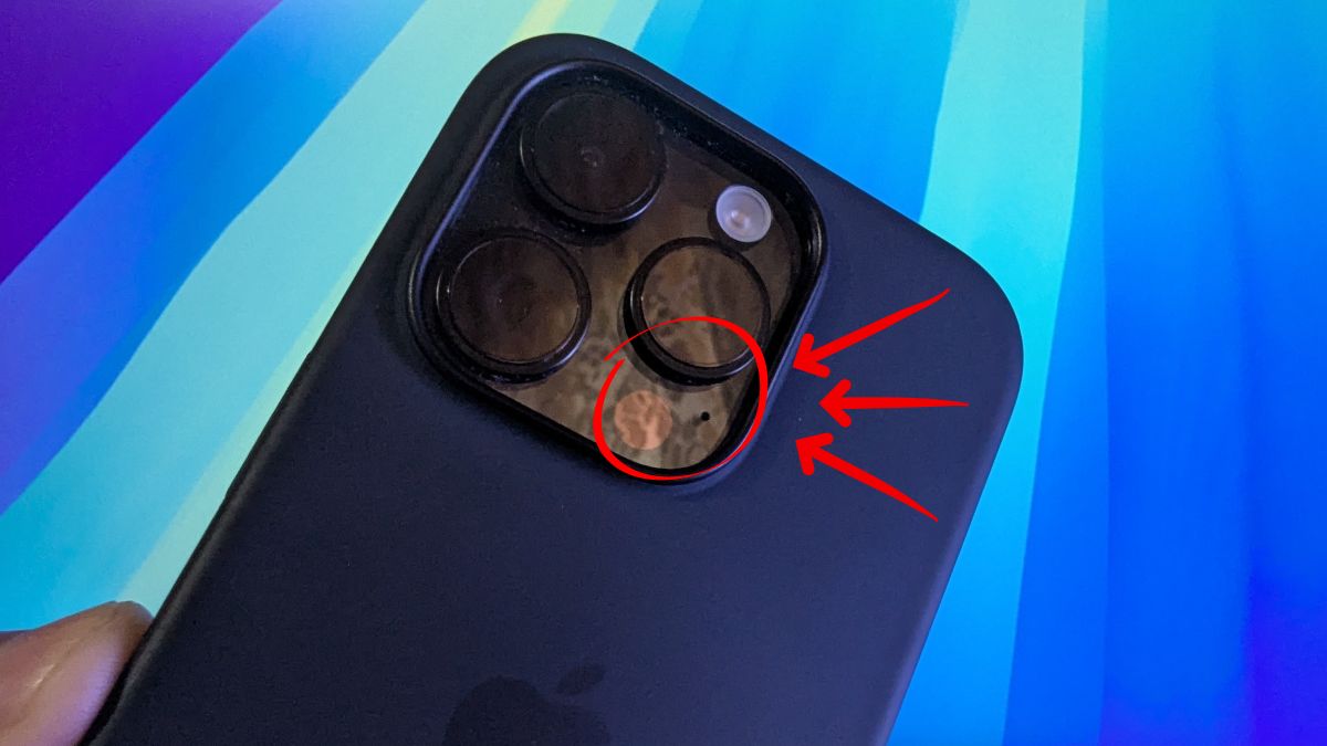 ¿Para qué sirve el pequeño agujero junto a las cámaras de los iPhone?